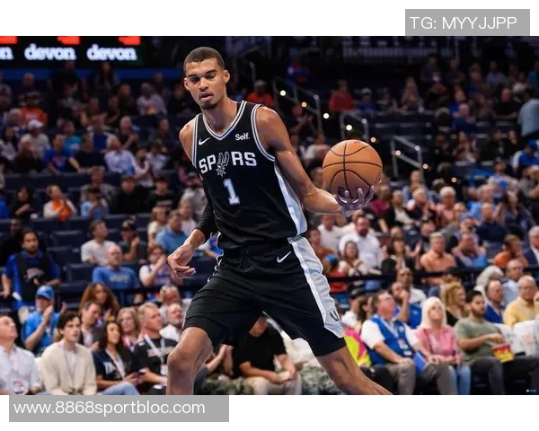 文班亚马篮下强势封盖卡明斯基震撼全场引发热议